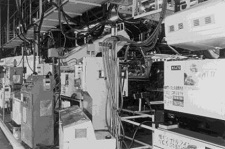 増し打ち工程のスポット溶接ロボット